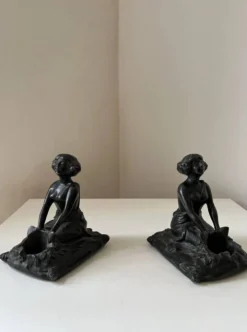 Serre-livres Art nouveau en régule figurant une femme, 1900