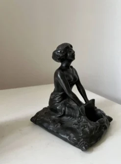 Serre-livres Art nouveau en régule figurant une femme, 1900