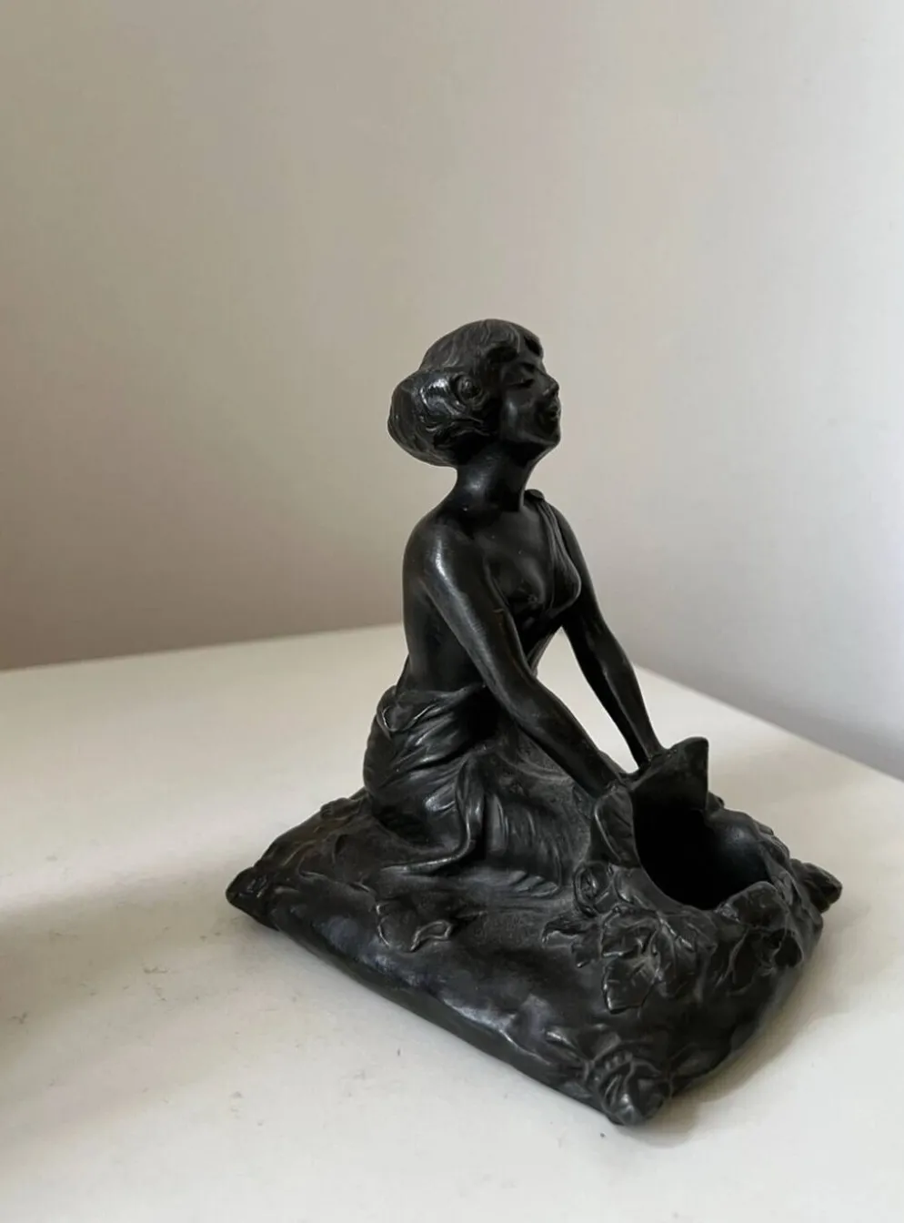 Serre-livres Art nouveau en régule figurant une femme, 1900