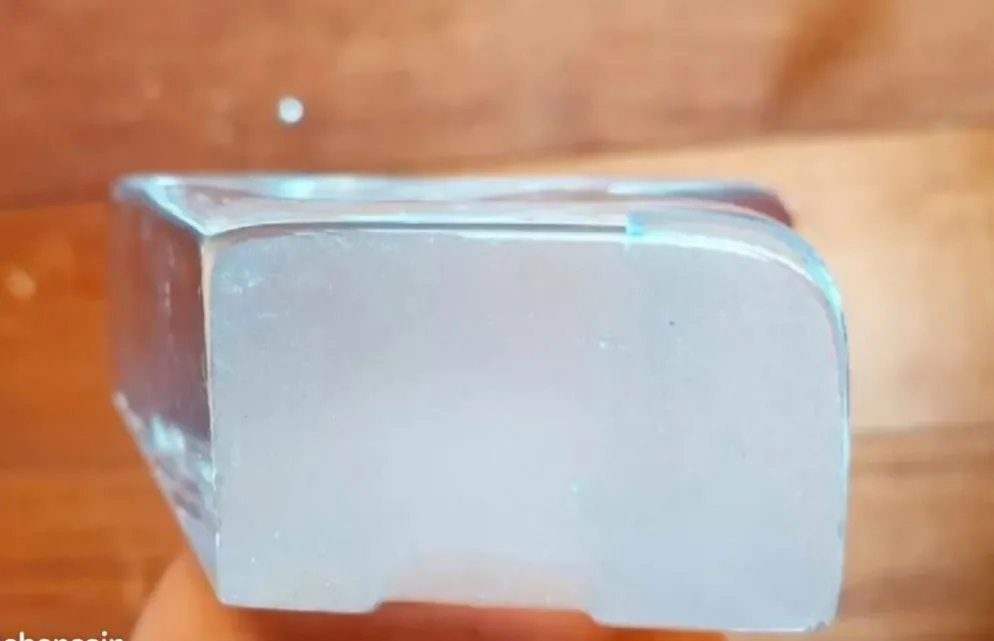 Serre-livre/ Sculpture En Verre Reijmyre par un designer