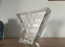 Serre-livre/ Sculpture En Verre Reijmyre par un designer