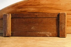 Serre livres en acajou et laiton ciselé