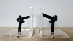 Serre-livres en plexiglas et tubes noirs noués, design années 1980