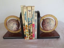 Serre- livres formica et globes terrestres