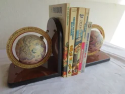 Serre- livres formica et globes terrestres