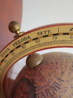 Serre- livres formica et globes terrestres