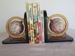 Serre- livres formica et globes terrestres
