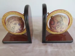 Serre- livres formica et globes terrestres