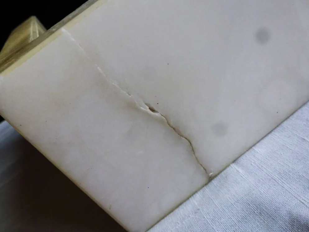 Serre-livres éléphants en albâtre, Paire de serre-livres éléphants.