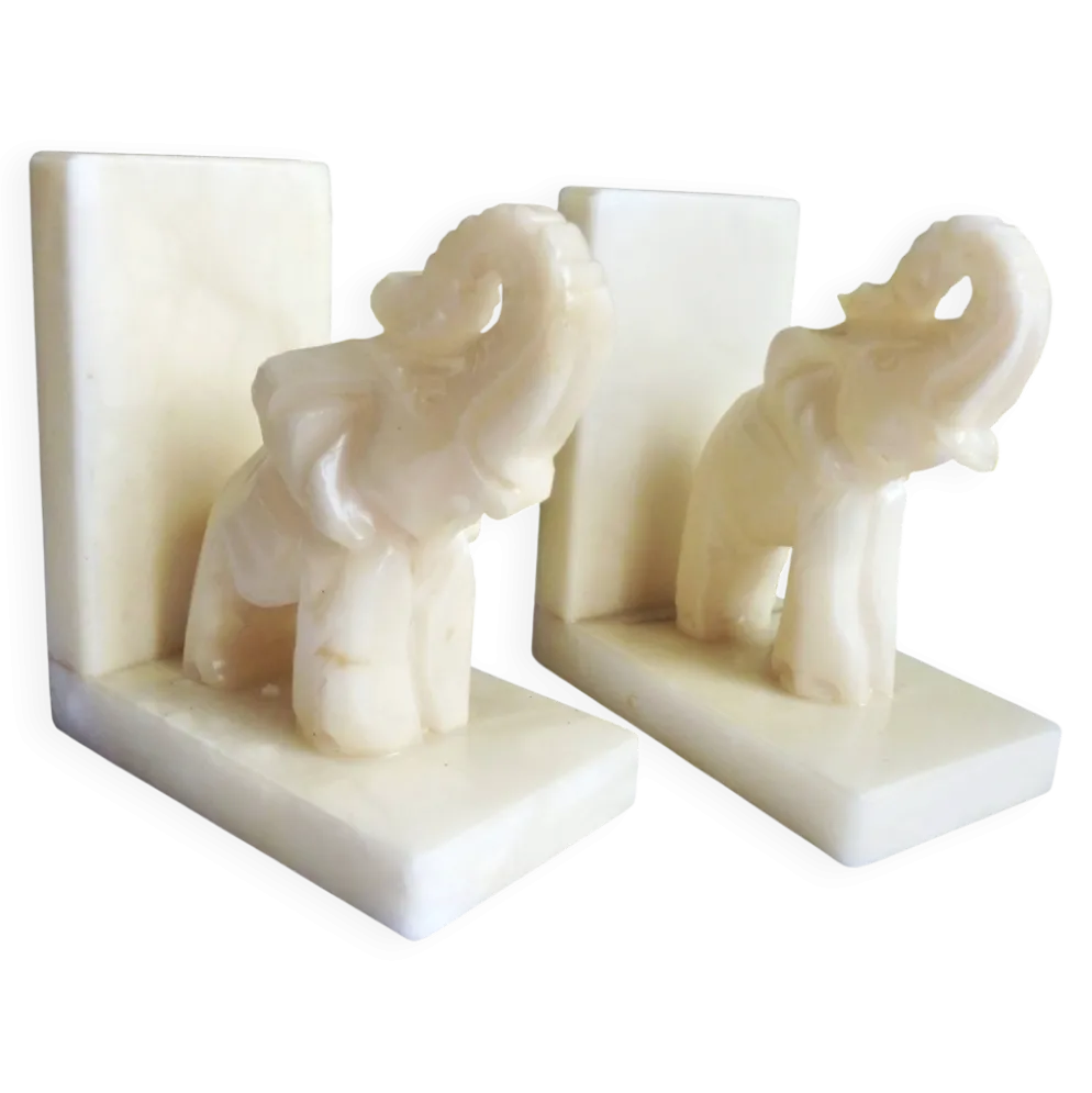 Serre-livres éléphants en albâtre, Paire de serre-livres éléphants.