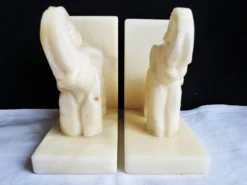 Serre-livres éléphants en albâtre, Paire de serre-livres éléphants.