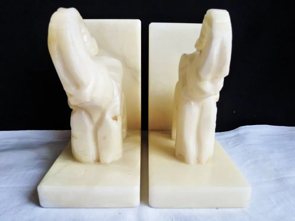Serre-livres éléphants en albâtre, Paire de serre-livres éléphants.