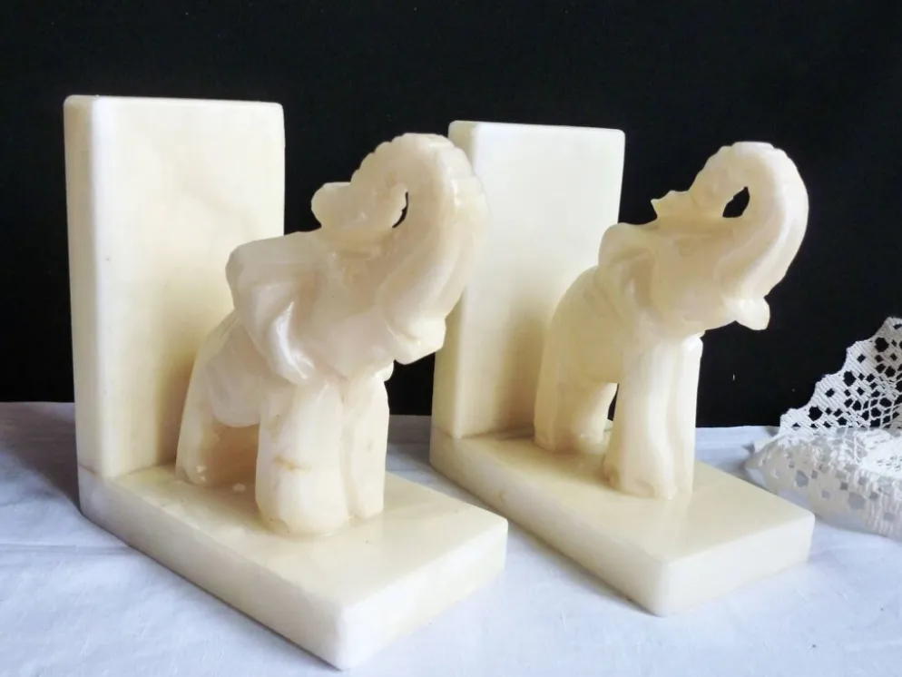 Serre-livres éléphants en albâtre, Paire de serre-livres éléphants.