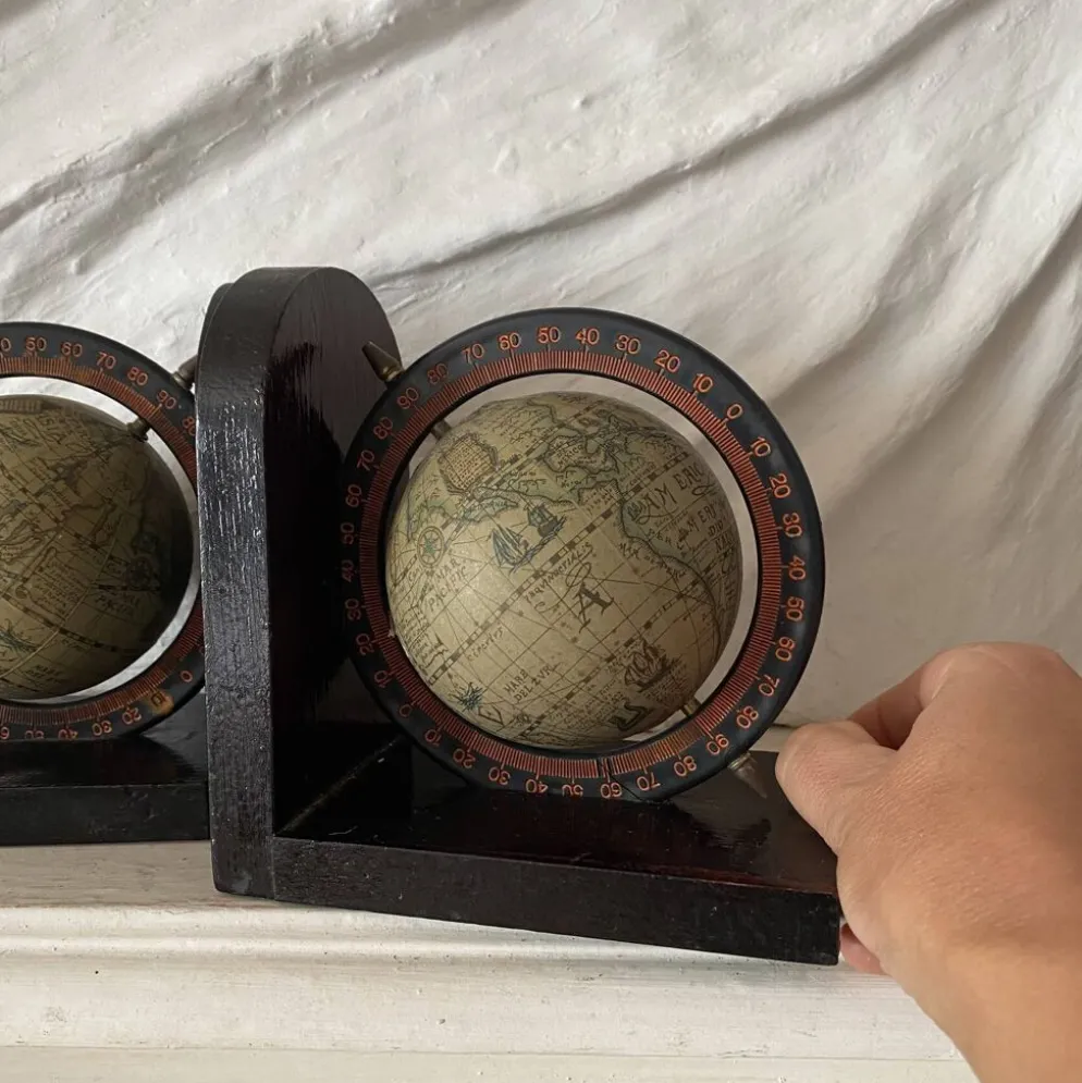 Serre livres mappemonde globes terrestre
