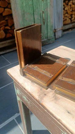 Serre-livres trompe-l'œil en bois livre et boite