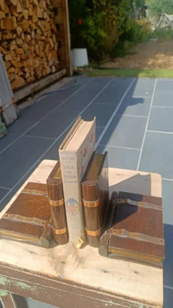 Serre-livres trompe-l'œil en bois livre et boite