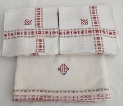 service de table ancien rouge et blanc " DB" nappe 1m55x2m20 et ses 12 serv