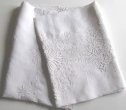 Service de table très brodé, nappe 210 x 170 cm, 12 serviettes, toile de fil