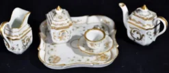 Service miniature en porcelaine 