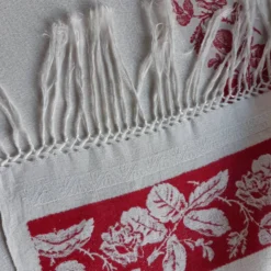 Serviette dammassée rouge et blanc avec initiale "h"