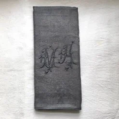 Serviette de table ancienne brodée MA gris foncé