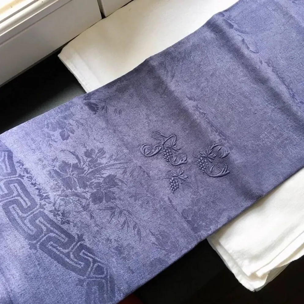 Serviette de table ancienne brodée AC violette