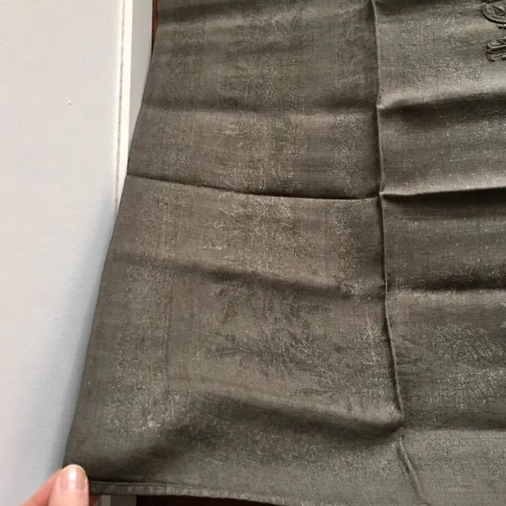 Serviette de table ancienne kaki brodée JG