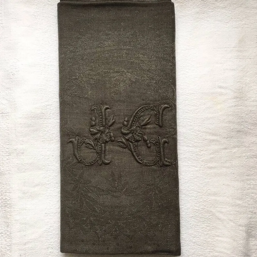 Serviette de table ancienne kaki brodée JG