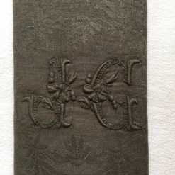Serviette de table ancienne kaki brodée JG