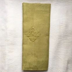 Serviette de table ancienne verte brodée F