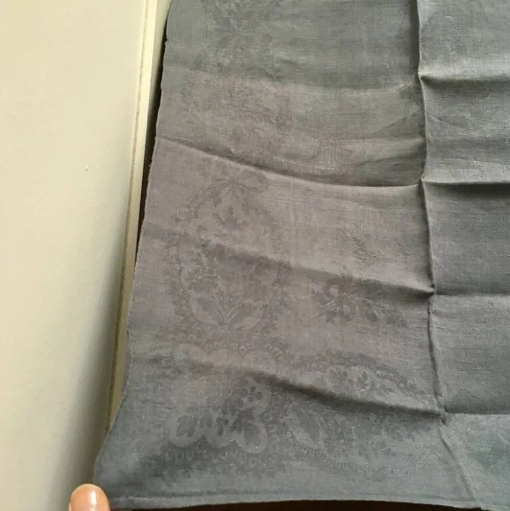 Serviette de table grise ancienne brodée BN