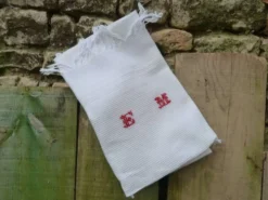 Serviette de toilette ancienne en coton niz d'abeille blanche et broderies rouge EM