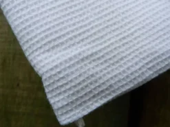 Serviette de toilette ancienne en coton niz d'abeille blanche et broderies rouge EM
