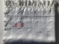 Serviette monogramme AB nid d’abeille coton frangé ancien