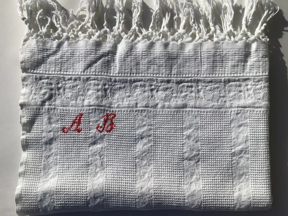 Serviette monogramme AB nid d’abeille coton frangé ancien