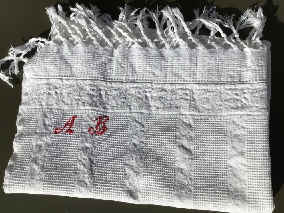 Serviette monogramme AB nid d’abeille coton frangé ancien