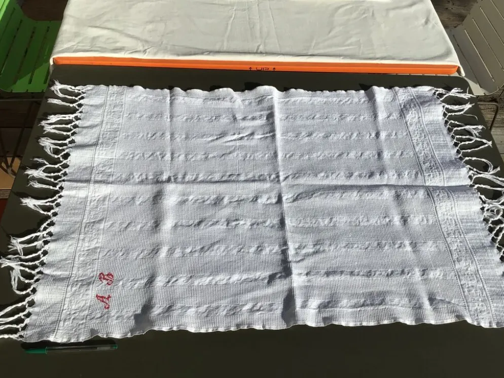 Serviette monogramme AB nid d’abeille coton frangé ancien