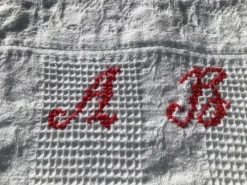 Serviette monogramme AB nid d’abeille coton frangé ancien