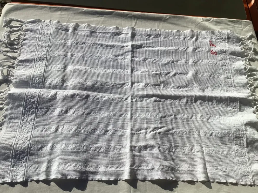 Serviette monogramme AB nid d’abeille coton frangé ancien