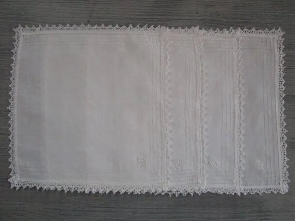 4 serviettes a a thé anciennes brodées, monogrammées