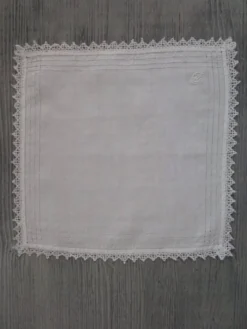 4 serviettes a a thé anciennes brodées, monogrammées