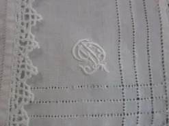 4 serviettes a a thé anciennes brodées, monogrammées