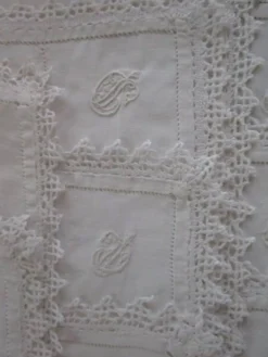 14 serviettes a a thé anciennes brodées, monogrammées