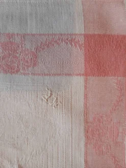 4 serviettes brodées sur fil, service à thé. Liseret rose. Initiales M.P.