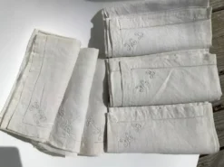 6 serviettes carrées lin mb brodé main dans l’angle