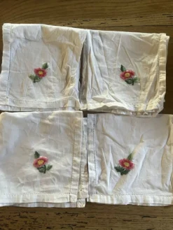4 serviettes de table anciennes