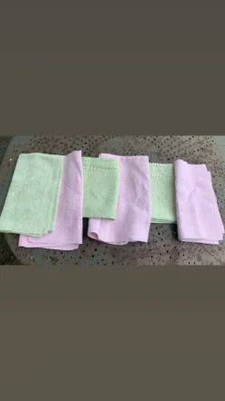 6 serviettes de table, dépareillées, rose et vert anis, monogrammes M ou CC