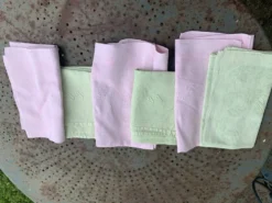 6 serviettes de table, dépareillées, rose et vert anis, monogrammes M ou CC