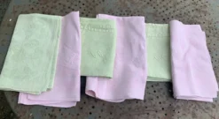6 serviettes de table, dépareillées, rose et vert anis, monogrammes M ou CC