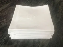 12 serviettes en damassé blanc au monogramme LA
